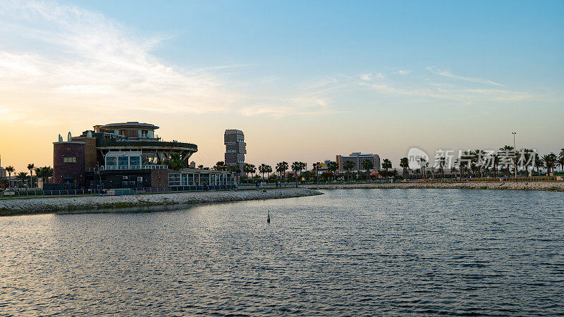 建筑在Al Khobar海滨的湖上